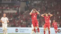 Ekspresi pemain Timnas Indonesia, Ole Romeny dan Mitchell Baker, dalam laga final FIFA ASEAN Cup 2026 melawan Thailand, di Stadion GBK, Jakarta, Senin (5/10/2026). (Bola.com/Budy Santoso)