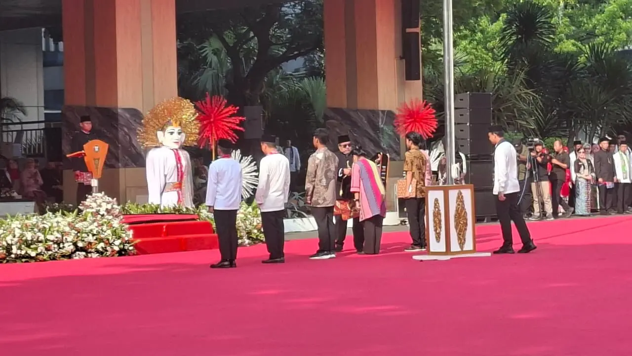 Wakil Gubernur DKI Jakarta Rano Karno dalam sambutannya di upacara Hari Pendidikan Nasional (Hardiknas) 2026 di Balai Kota DKI Jakarta, Senin (4/5/2026).