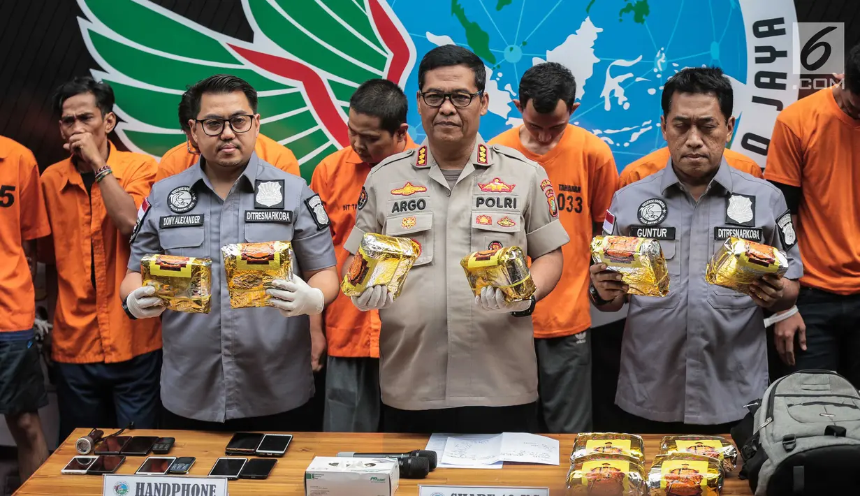 Kabid Humas Polda Metro Jaya Kombes Argo Yuwono (tengah) menunjukkan barang bukti sabu saat rilis kasus narkoba jaringan Malaysia-Jakarta di Ditresnarkoba Polda Metro Jaya, Jakarta, Kamis (8/8/2019). Ditresnarkoba Polda Metro Jaya berhasil menyita 10 kilogram sabu. (Liputan6.com/Faizal Fanani)