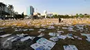 Lembaran koran bekas alas salat memenuhi lapangan Masjid Agung Al Azhar, Jakarta usai pelaksanaan salat Idul Fitri 1436 H, Jumat (17/7/2015). Sisa koran bekas akan dikumpulkan dan dimanfaatkan oleh pemulung. (Liputan6.com/Yoppy Renato)