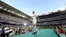 Cristiano Ronaldo saat diperkenalkan sebagai pemain baru Real Madrid di Stadion Santiago Bernabeu, Madrid, 6 Juli 2009. CR7 didatangkan dari MU dengan transfer sebesar 94 juta Euro. (AFP/Dani Pozo)