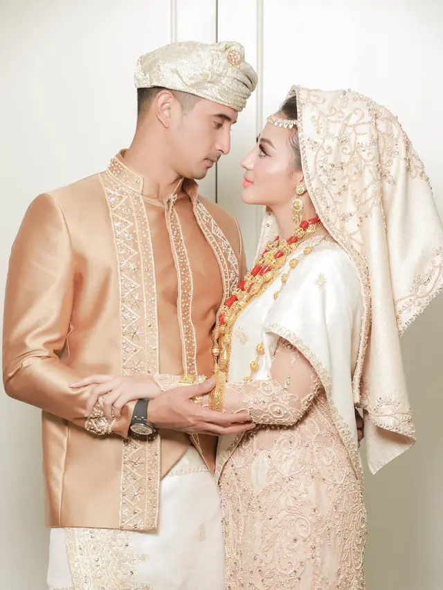 7 Potret Prewedding Ali Syakieb dan Margin Wieheerm, Serasi Pakai Busana Adat
