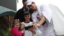 Petenis Inggris Raya, Andy Murray melakukan sesi foto selfie bersama fans usai berlatih di Wimbledon tennis club, London, (1/7/2017). Turnament Wimbledon 2017 akan berlangsung pada  3-16 Juli 2017. (AFP/Adrian Dennis)