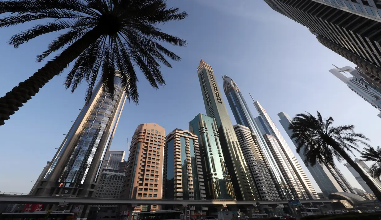 Hotel Gevora (tengah) yang memiliki 75 lantai dengan tinggi bangunan mencapai 356 meter, di Sheikh Zayed Road, Dubai, Minggu (11/2). Dubai baru saja kembali mengumumkan pembukaan hotel baru, Gevora, yang menjadi hotel tertinggi di dunia. (KARIM SAHIB/AFP)