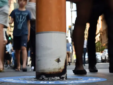 Sebuah tonggak dicat menyerupai puntung rokok terlihat di kawasan Pitt Street Mall, Sydney, Australia, Senin (26/9). Puntung rokok raksasa tersebut sebagai kampanye untuk kawasan bebas asap rokok di Sydney. (AFP PHOTO/Saeed Khan)
