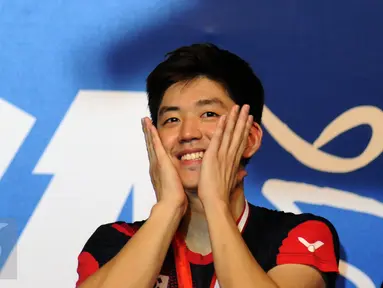 Ganda putra Korsel, Lee Yong Dae menutup wajah saat berada di podium kemenangan usai menumbangkan Chai Biao/Hong Wei (Tiongkok) 13-21, 21-13, 21-16 di final BCA Indonesia Open 2016, Jakarta, Minggu (5/6/2016). (Liputan6.com/Helmi Fithriansyah)