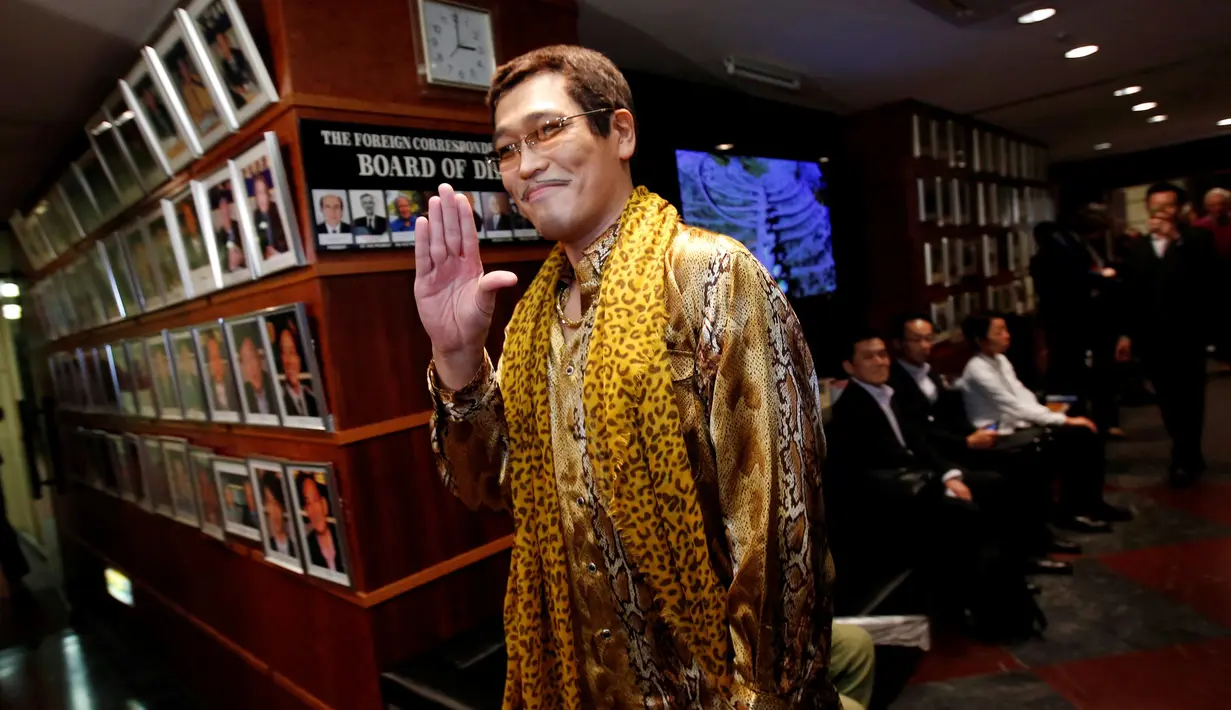 Piko Taro menyapa para penggemar saat  menghadiri konfrensi pers di Club of Japan, Tokyo (28/10).  Lagunya yang berjudul Pen Pineapple Apple Pen (PPAP) masuk dalam Billboard Hot 100 untuk kategori lagu terpendek. (Reuters/Issei Kato)