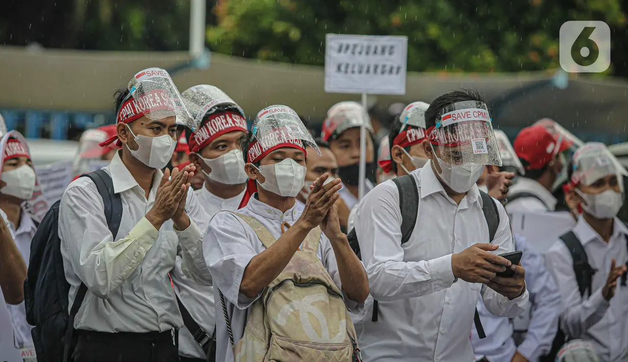 Massa calon pekerja migran Indonesia berunjuk rasa di kompleks Kemenaker, Jakarta, Senin (18/10/2021). Mereka membawa bendera Indonesia dan Korea Selatan, hingga poster bertuliskan "Buka kembali penempatan G to G Korea Selatan", "Kami butuh penempatan di Korea Selatan". (Liputan6.com/Faizal Fanani)