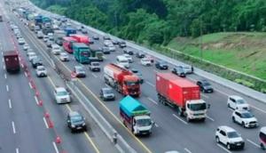 Kondisi arus lalu lintas saat penerapan contraflow di jalan Tol Jakarta-Cikampek. (Antara)