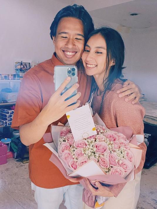 Beberapa kali mengunggah momen kejutan mesra bersama, hubungan asmara Joshua dan Clairine pun kerap curi perhatian netizen. Bahkan, penampilan keduanya bisa dijadikan sebagai inspirasi. (Liputan6.com/IG/@jojosuherman)