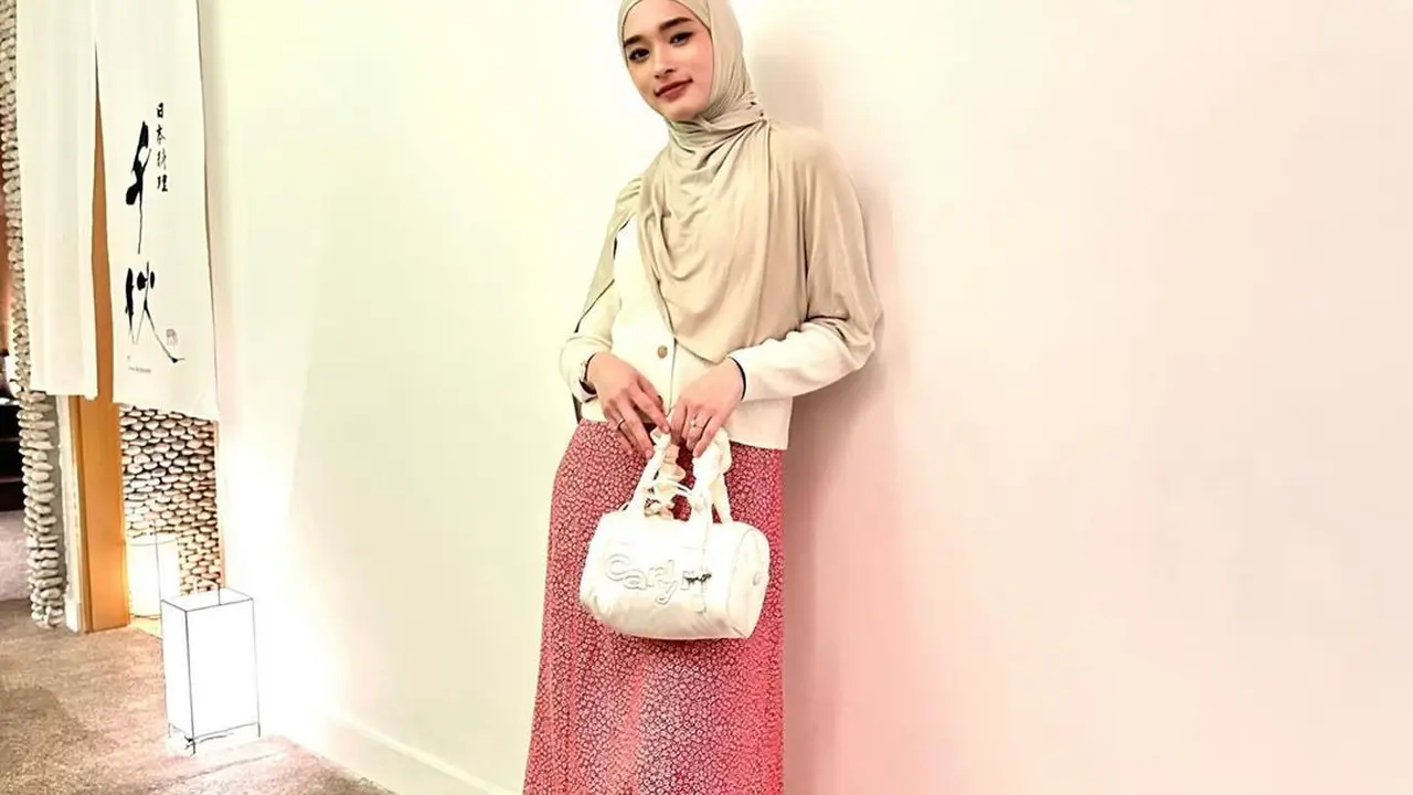 6 Gaya Berhijab ala  Inara Rusli, Cocok Jadi Inspirasi Busana Syar'i nan Simpel