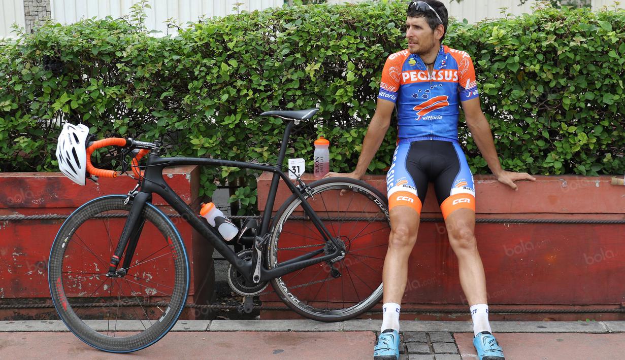 Pebalap dari Tim Pegasus, Tria Lars terpaksa keluar dari lintasan karena terkena masalah dengan ban sepedanya saat ajang balap Tour de Jakarta di Jakarta, Sabtu (30/7/2016). (Bola.com/Nicklas Hanoatubun)