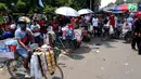 Pedagang kaki lima menjajakan barang dagangan saat Demo Hari Buruh di Jakarta, Selasa (1/5). Pedagang kaki lima ini memanfaatkan Hari Buruh untuk mengais rejeki dengan berjualan saat demontrasi berlangsung. (Liputan6.com/Johan Tallo)