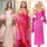 Adu Gaya Busana Serba Pink di Golden Globes Award. [Instagram]