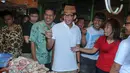 Wakil Gubernur terpilih DKI Jakarta Sandiaga Uno menyambangi Pasar Jatinegara, Jakarta Timur, Jumat (12/5). Selain menemui pedagang, Sandiaga Uno juga melaksanakan salat Jumat di Masjid Pasar Jatinegara. (Liputan6.com/Yoppy Renato)