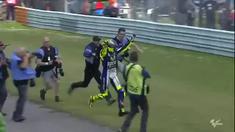 Valentino Rossi merayakan kemenangannya di Sirkuit Assen MotoGP Belanda 2015 dengan cara berguling di depan para pendukung.