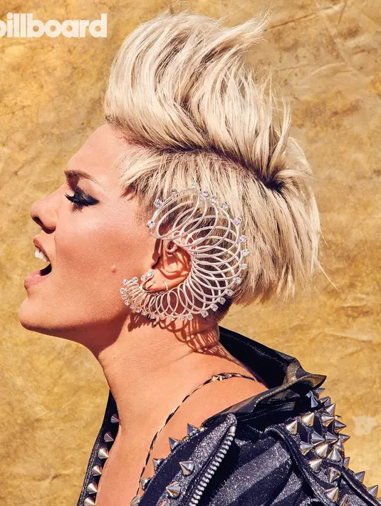 Sebelumnya, penyanyi Pink juga pernah memakai ear cuff dengan model serupa namun berbeda desain. Ear cuff Rinaldy juga jadi langganan para seleb A-list, dari Zendaya sampai Kelly Rowland. (Foto: Instagram @billboard)