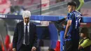 Pelatih Atalanta, Gian Piero Gasperini, tampak lesu usai ditaklukkan Paris Saint-Germain (PSG) pada laga perempat final Liga Champions di Stadion Da Luz, Rabu (12/8/2020). PSG menang 2-1 atas Atalanta. (Rafael Marchante/Pool via AP)