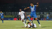 Gelandang Persib Bandung, Omid Nazari, menghindari tekel gelandang Persebaya Surabaya, Muhammad Hidayat, pada laga Liga 1 Indonesia di Stadion I Wayan Dipta, Bali, Jumat (18/10). Persib menang 4-1 atas Persebaya. (Bola.com/Aditya Wany)