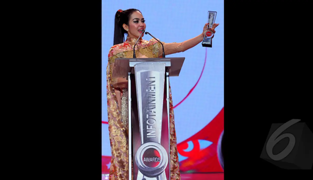 Syahrini, mendapat penghargaan Infotainment Awards 2015 sebagai selebriti wanita paling fashionable, Jakarta, (30/01/15). Infotainment Award 2015 merupakan bentuk apresiasi SCTV kepada Artis, Tokoh, dan Peristiwa terhangat. (Liputan6.com/Faisal R Syam)