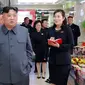 Pemimpin Korea Utara, Kim Jong-un ketika berada di toko makanan saat mengunjungi Taesong Department Store setelah dibuka untuk umum di Korea Utara (8/4). (KCNA VIA AFP Photo)