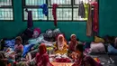 Sementara ratusan warga terdampak mengungsi ke lokasi yang lebih aman. Tampak dalam foto, warga saat berada di lokasi pengungsian pasca longsor di Desa Situkung, Banjarnegara, Jawa Tengah, pada Kamis 20 November 2025. (DEVI RAHMAN/AFP)