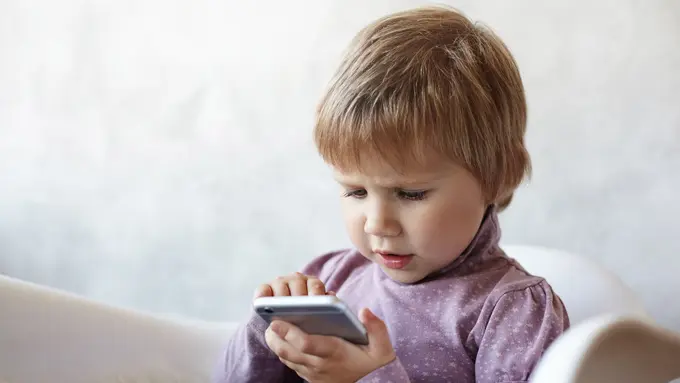 Ilustrasi anak main gadget/freepik.com/shurkin_son