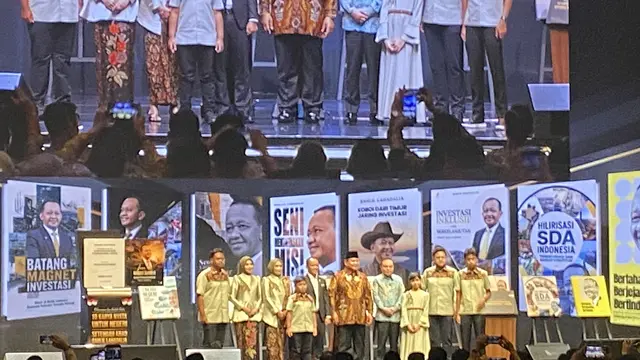 Presiden Prabowo Subianto meresmikan Peluncuran Buku 10 Karya Nyata untuk Negeri Setengah Abad karya Menteri ESDM Bahlil Lahadalia, di Djakarta Theatre, Jumat (7/8/2026). (Liputan6.com/Vira)