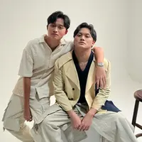 Rizwan Fadilah tampaknya ingin mengikuti jejak sang kakak, Rizky Febian menjadi penyanyi. Berpose bersama sang kakak, keduanya memiliki visual keren yang mirip. Njan tampil dengan atasan berkerah lengan pendek berwarna nude yang serasi dengan cargo pantsnya. [Foto: Instagram/rizwanfadilah.a.s]