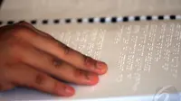  Sebuah soal khusus menggunakan huruf Braille digunakan untuk siswa berkebutuhan khusus, Lebak Bulus, Jakarta, Senin (5/5/2014) (Liputan6.com/Miftahul Hayat).  