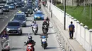 Sejumlah kendaraan melintas dikawasan Sudirman, Jakarta, Senin (18/4). Gubernur Basuki T Purnama berencana memperlebar trotoar sampai 9,5 meter agar mempermudah orang berjalan kaki usai naik kereta atau bus. (Liputan6.com/Faizal Fanani)