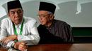 Ketua PWNU Jatim, Gus Sholah (kanan) memberikan keterangan usai pertemuan dengan peserta yang kecewa terhadap berlakunya sistem AHWA untuk memilih Rais Aam, di Aula Yusuf Hasyim Ponpes Tebu Ireng, Jombang, Rabu (5/8/2015). (Liputan6.com/Johan Tallo)