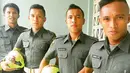 Para punggawa PS TNI, berpose menggunakan seragam tak lupa memegang bola. (Instagram)