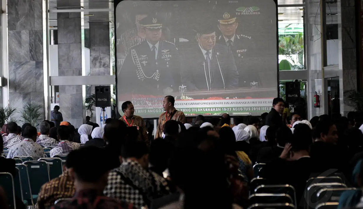Di luar ruang sidang Paripurna terlihat disediakan layar besar yang dipasang layaknya layar tancap untuk melihat pidato Kenegaraan Presiden Susilo Bambang Yudhoyono, Jakarta, Jumat (15/8/14). (Liputan6.com/Johan Tallo) 