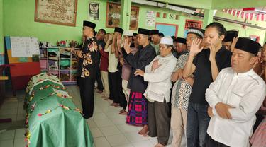 Wakil Wali Kota Depok, Imam Budi Hartono menyolati jenazah Muhammad Adnan Effendi korban tembok roboh MTs Negeri 19 Jakarta. (Liputan6.com/Dicky Agung Prihanto)
