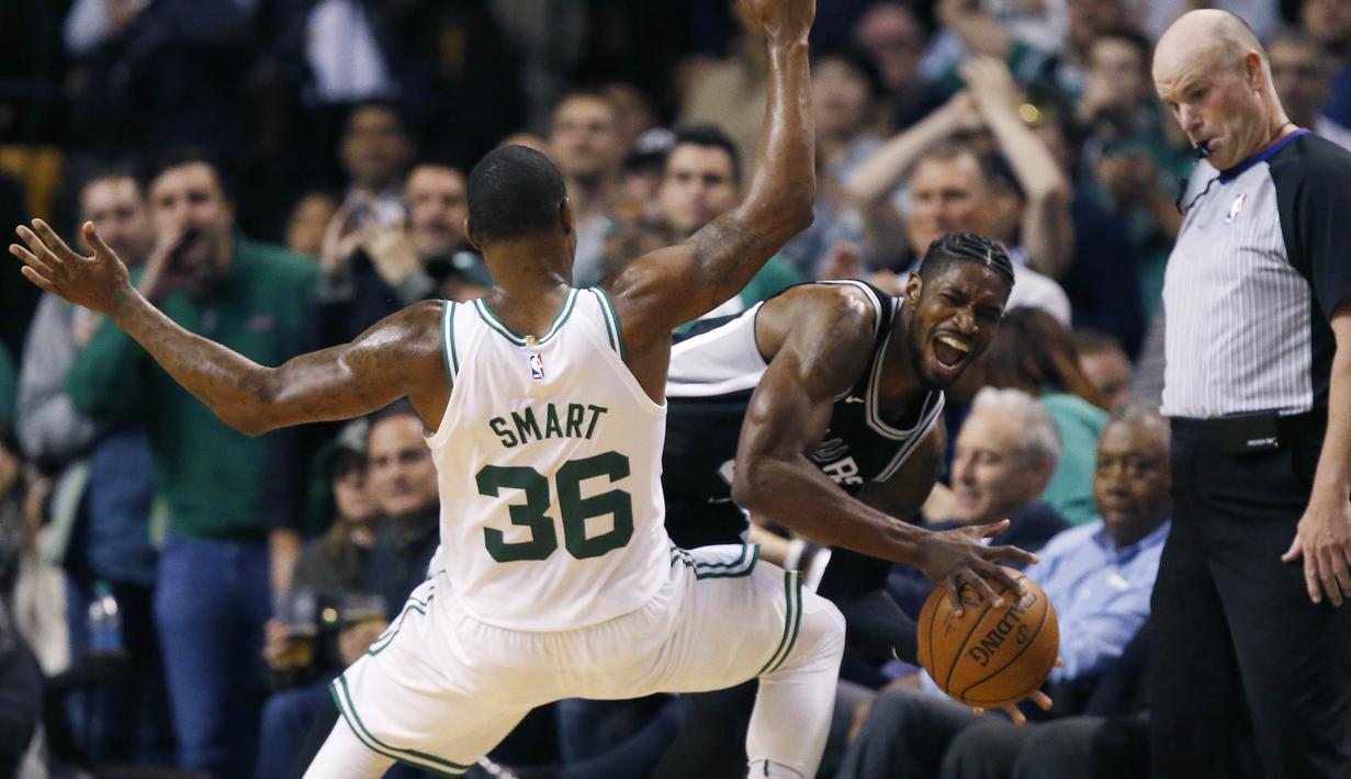 Pebasket San Antonio Spurs, Brandon Paul, berusaha melewati pebasket Boston Celtics, Marcus Smart, pada laga NBA di TD Garden, Boston, Senin (30/10/2017). Celtics menang 108-94 atas Spurs. (AP/Michael Dwyer)