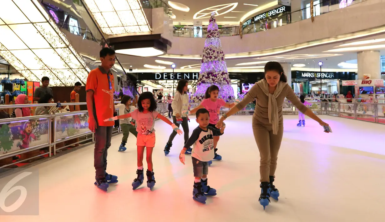 Pengunjung menikmati permainan Sky Ring Fun Skating di Lippo Mall Kemang, Jakarta, Rabu (16/12/2015). Jelang libur Natal dan sekolah sejumlah mall mulai berlomba untuk menyajikan wahana yang dapat dinikmati bersama keluarga. (Liputan6.com/Angga Yuniar)