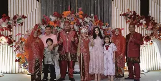 Ashanty membagikan video singkat di media sosialnya saat hadir di pernikahan karyawannya. Dalam video tersebut, ia mengungkapkan meski tubuhnya sedang kurang fit ia tetap menyempatkan untuk datang ke pernikahan karyawannya yang sudah lama bekerja dengannya. [@ashanty_ash]