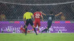 Pemain Jepang, Koki Ogawa (kanan) mencetak gol ke gawang Timnas Indonesia pada laga lanjutan putaran ketiga Grup C Kualifikasi Piala Dunia 2026 di Stadion Utama Gelora Bung Karno (SUGBK), Senayan, Jakarta, Jumat (15/11/2024). (Bola.com/Bagaskara Lazuardi)