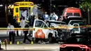Petugas keamanan berdiri dekat sebuah truk dari Home Depot yang menabrak pejalan kaki dan pesepeda di dekat World Trade Center (WTC), New York, Selasa (31/10). Kepolisian Amerika Serikat menyebut insiden ini sebagai serangan teror. (AP/Craig Ruttle)
