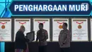 Kapolri Jenderal Pol Idham Aziz (tengah) menerima penghargaan dari Museum Rekor-Dunia Indonesia (MURI) dari pendiri MURI, Jaya Suprana saat Launching ETLE Development Program di Polda Metro Jaya, Jakarta, Kamis (5/12/2019). (merdeka.com/Imam Buhori)