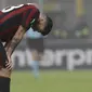 Striker AC Milan, Patrick Cutrone, tampak lesu usai tim nya ditahan imbang AEK Athens pada laga Liga Europa di Stadion San Siro, Milan, Kamis (19/10/2017). AC Milan bermain imbang 0-0 dengan AEK Athens. (AP/Luca Bruno)