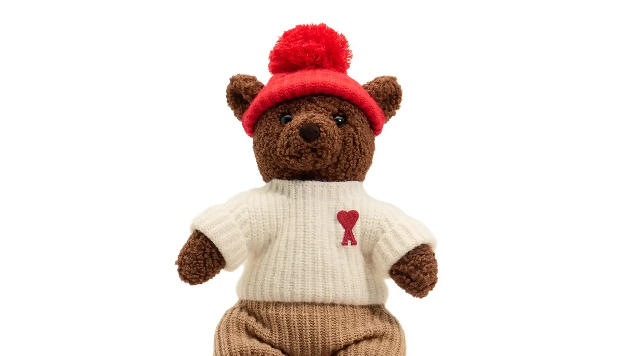 Boneka teddy bear khas AMI, yang tampil menggemaskan di tangan Idris dan Imani, menjadi kado unik untuk si kecil atau bahkan teman yang mencintai collectible fashion items. Cute, kolektibel, dan ikonik. [Dok/Ami Paris].