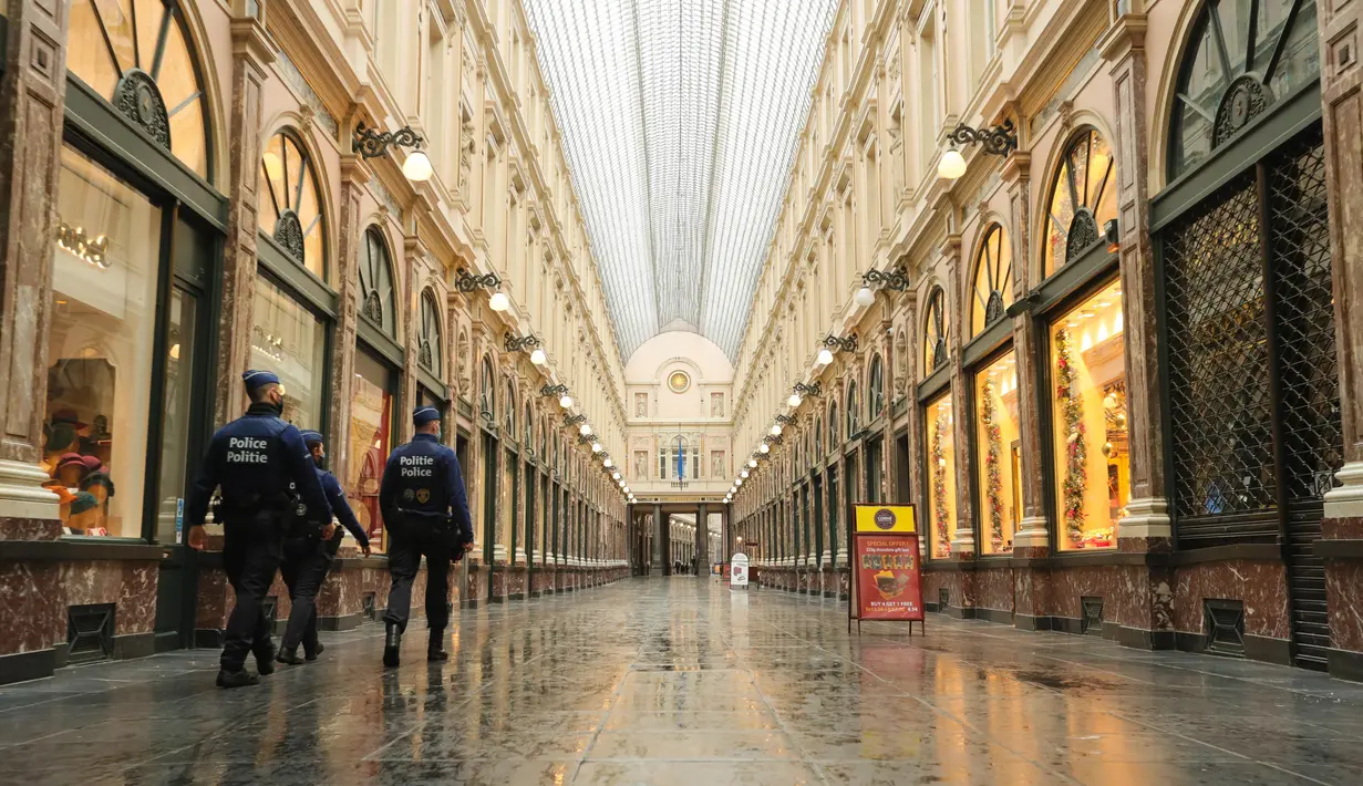 Polisi berpatroli di Royal Gallery of Saint Hubert di Brussel, Belgia (2/11/2020). Berdasarkan aturan itu, semua bisnis nonesensial harus ditutup, sementara toko makanan dan supermarket dapat tetap beroperasi. (Xinhua/Zheng Huansong)