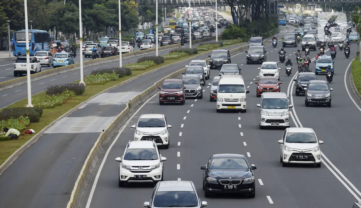 Sejumlah kendaraan melintas di Jalan Sudirman, Jakarta, Senin (8/6/2020). Pemda DKI Jakarta menetapkan mulai dibuka transisi dari aktivitas masyarakat kegiatan perkantoran dan bisnis. (merdeka.com/Dwi Narwoko)