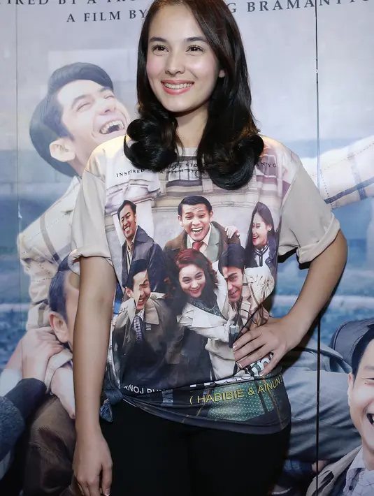 Dalam fotonya, ia tampak santai dengan senyum ceria dengan mengenakan topi. Pemeran berusia 21 tahun itu terlihat cantik dengan gaya kasual sporty. (Galih W. Satria/Bintang.com)