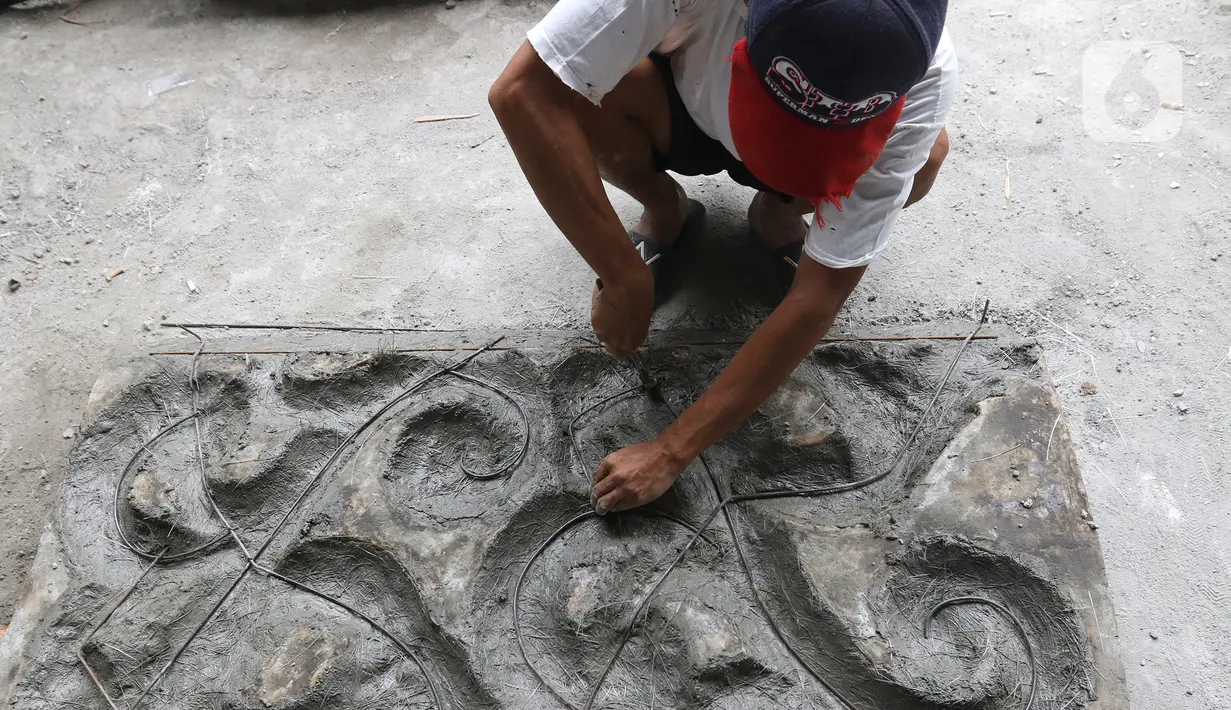 Perajin sedang menyelesaikan ornamen patung di kawasan Pulomas, Jakarta, Jumat (13/12/2019). Jelang perayaan Natal, pesanan patung Rohani yang dijual dari harga 10 sampai 40 juta mengalami peningkatan. (Liputan6.com/Herman Zakharia)