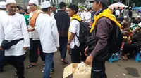 Pihak Masjid Istiqlal, Jakarta Pusat menyiapkan sarapan gratis bagi para demonstran 