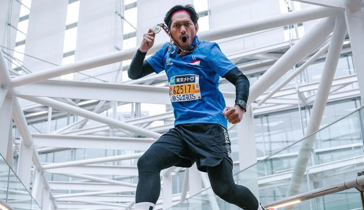 Salah satu ajang marathon bergengsi di dunia itu diikuti oleh berbagai lapisan masyarakat, baik lokal maupun mancanegara. Mulai dari warga umum, atlet, hingga selebriti. Ibnu Jamil yang dikenal sebagai presenter olahraga pun tidak ketinggalan untuk mengikuti Tokyo Marathon itu. Ia makin bersemangan dengan dukungan dari istri, Ririn Ekawati. (Liputan6.com/IG/@ibnujamilo)