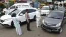 Petugas memeriksa surat keterangan lolos uji rapid test pada warga yang akan melakukan perjalanan di Pos Pam Puncak Pass, Cianjur, Minggu (17/5/2020). Mereka diperbolehkan melakukan perjalanan kecuali dilengkapi surat tugas atau  surat keterangan sehat dari pihak berwenang. (merdeka.com/Arie Basuki)